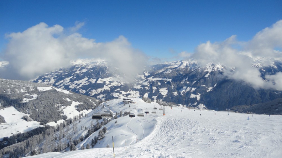 Mayrhofen met de pistes met verse sneeuw.